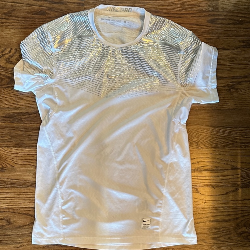 Nike Men's Silver and White Short Sleeve Tee